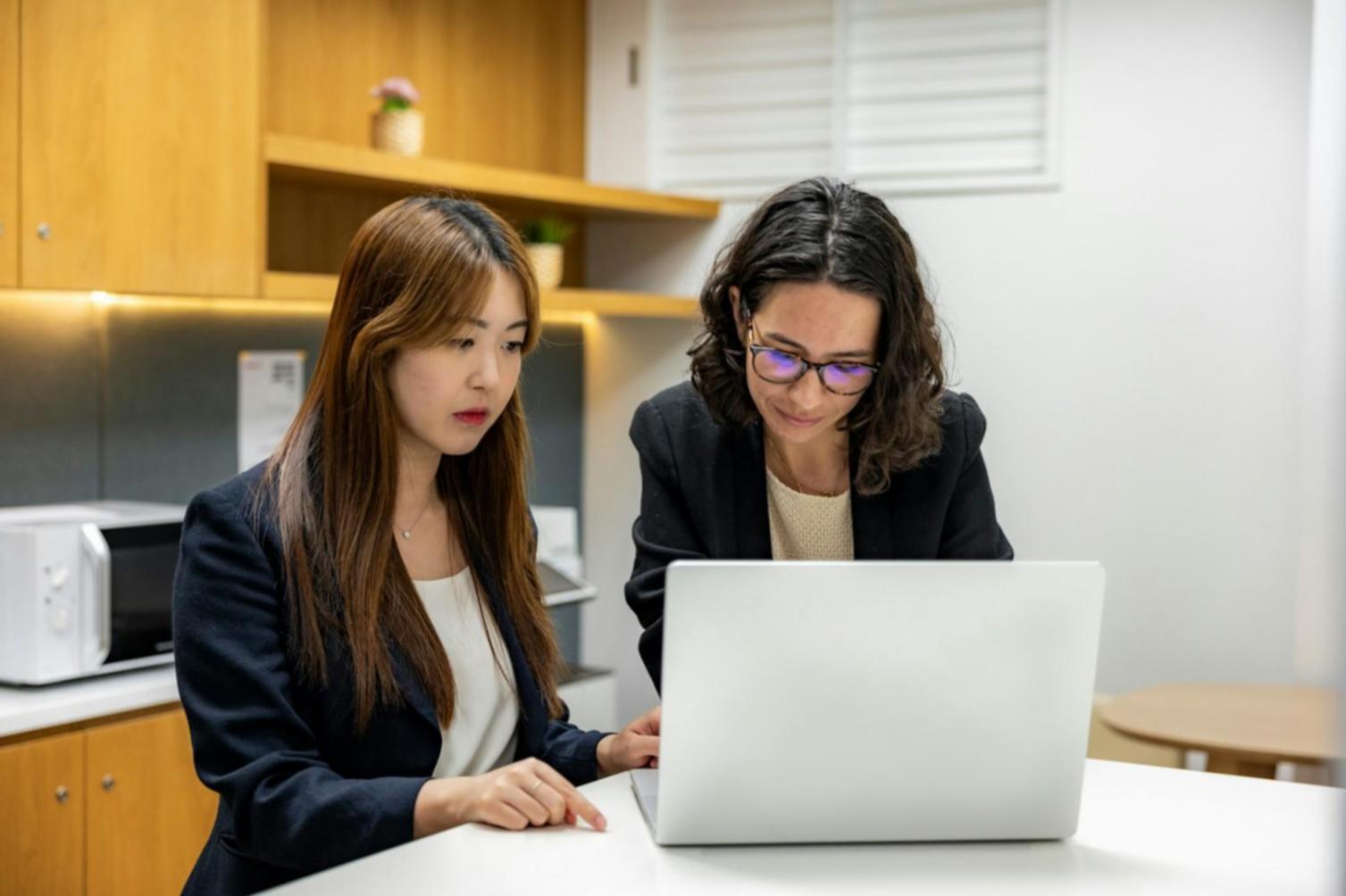 Análisis de documentos financieros durante webinario