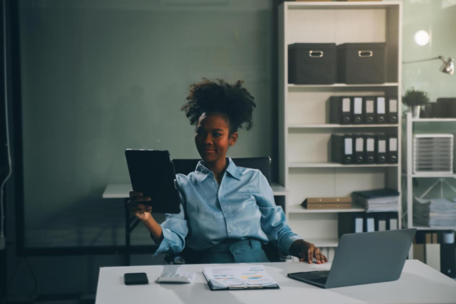 Equipo de consultores analizando modelos de negocio innovadores